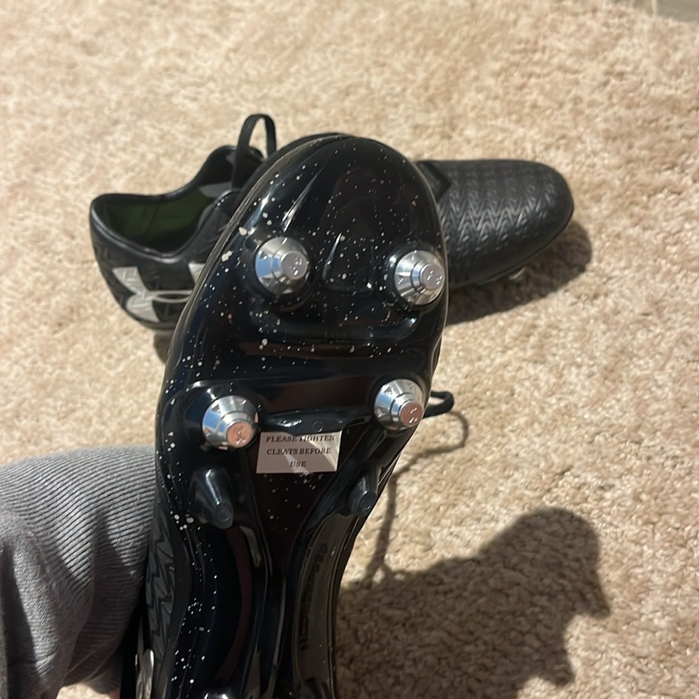 Never worn soccer cleats - Picture 2 of 5